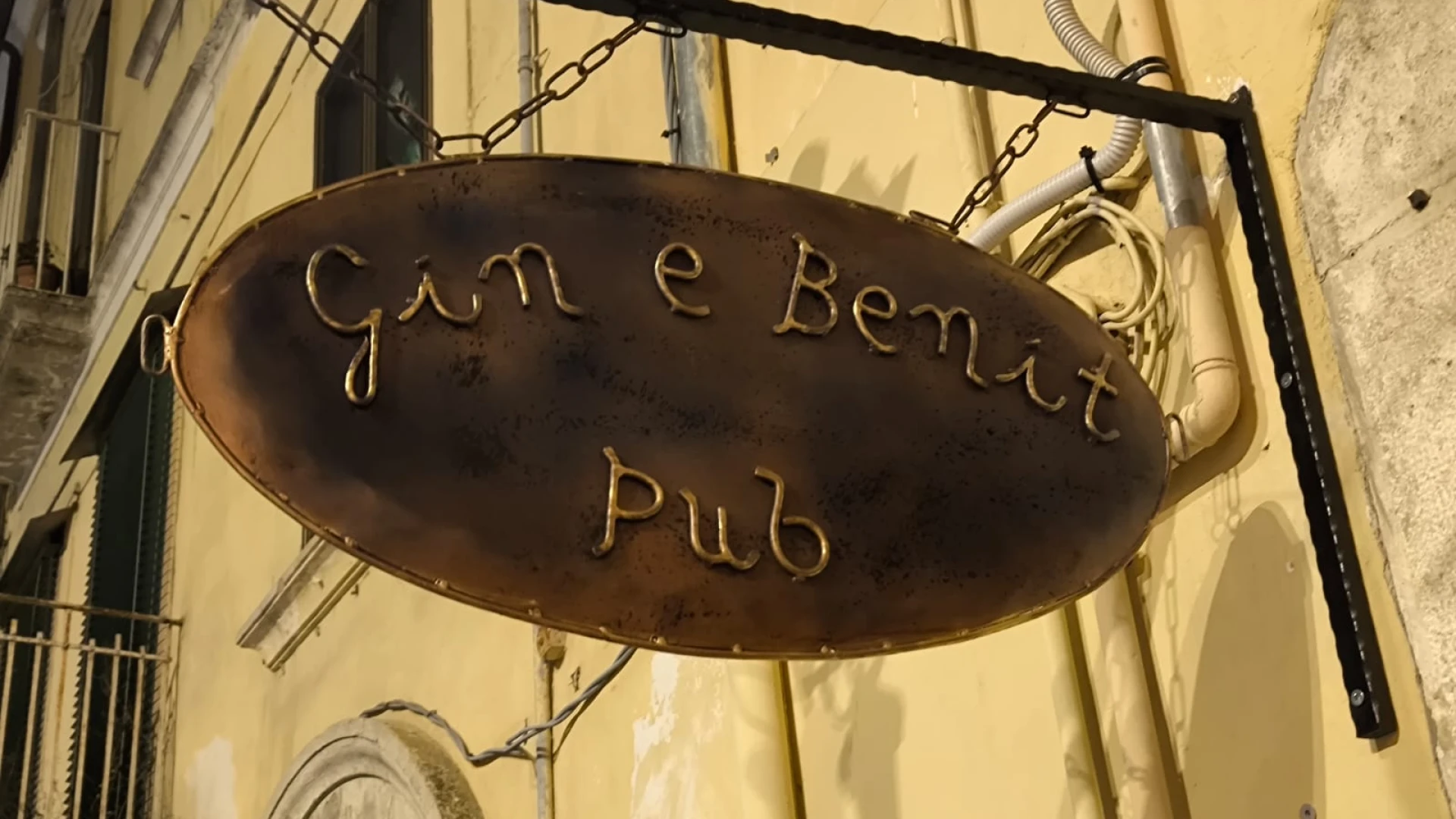 Isernia: il Gin e Benit Pub riapre i battenti. In Piazza X settembre nel pieno del centro storico cittadino pinte di birra e i “mitici” panini di Vincenzo. GUARDA IL VIDEO.